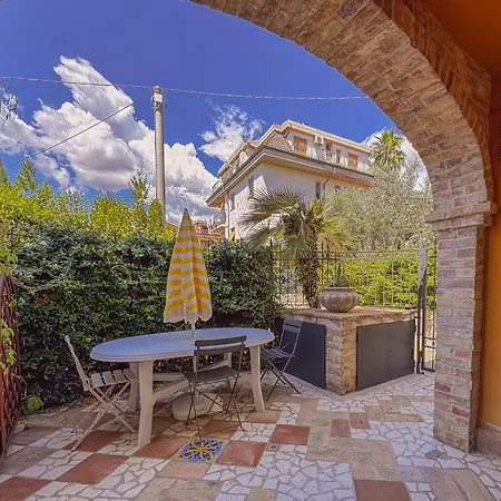 Antolina - Yellow By Host Hero * San Benedetto del Tronto