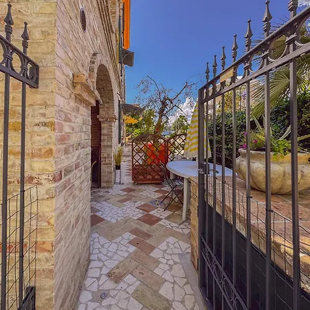 Antolina - Yellow By Host Hero * San Benedetto del Tronto